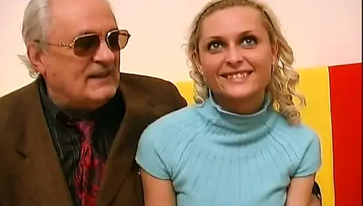 Pria tua ngasih pelacurnya dua kontol besar