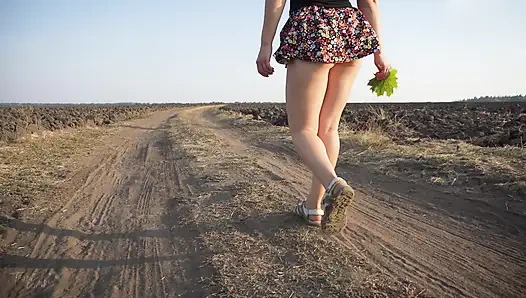 Kızı açık havada yürürken izliyorum upskrt tam arka külot