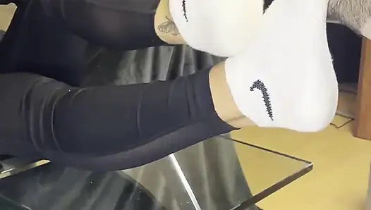 Kirli beyaz spor ayakkabı ibadeti - valeria gecesi ile yüzünde kokulu çoraplar (önden görünüm)