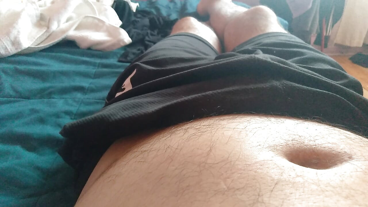 Adam bir süre dinlenirken kalın yarağına mastürbasyon yapıyor