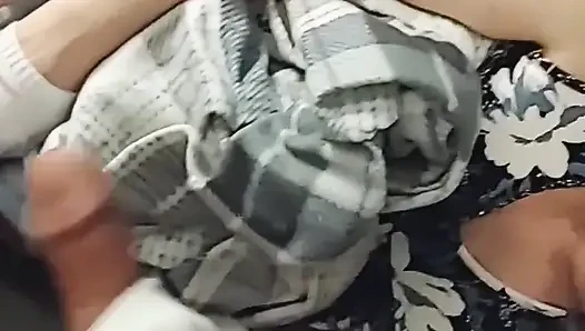 Cewek hot kulit putih dengan kaus kaki ini lagi asik ngocok kontol dan footjob dengan kaus kaki warna ungu