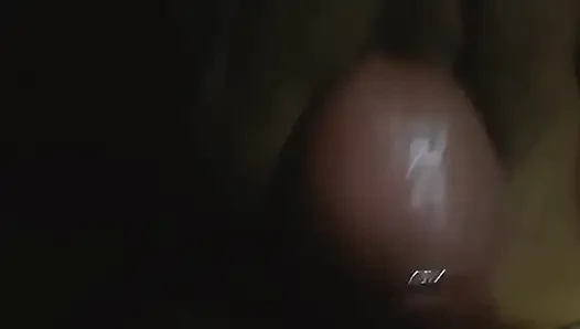 Laki-laki menyikat vagina Karina yang sudah menikah