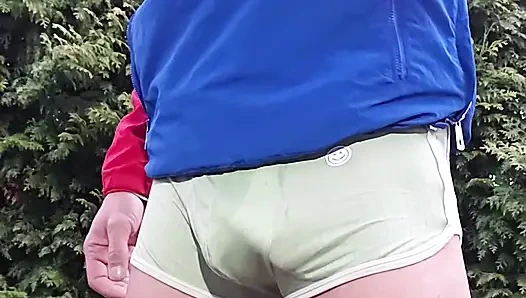 Худой твинк и громко стонет. Так много спермы течет вместе с