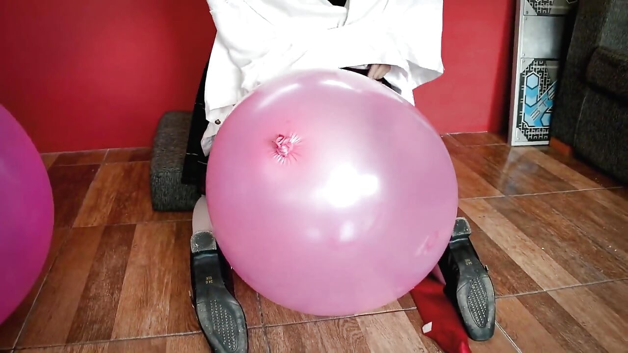 Kåt college flicka rider för att poppa stora ballonger - bunny looner