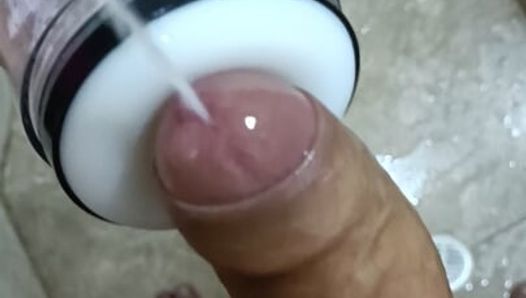 POV wielki nieobrzezany kutas Camilo Brown za pomocą automatycznej zabawki do masturbacji, aby uzyskać intensywny wytrysk orgazm