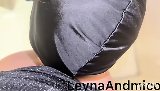 Domina füllt ihren devoten mit pissen, demütigt ihn, trainiert ihn wie einen guten pup und lacht über seinen kleinen schwanz