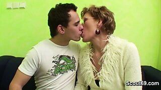 Une mamie surprend un jeune garçon en train de regarder du porno et de l&#39;aider à baiser