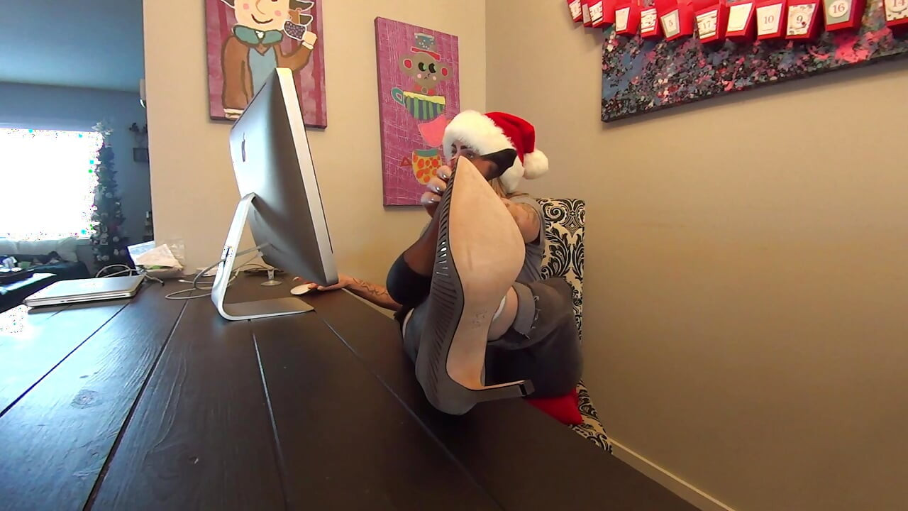 Mrs. Claus castiga elfo safado com solas rosa macias com rugas (seu POV)