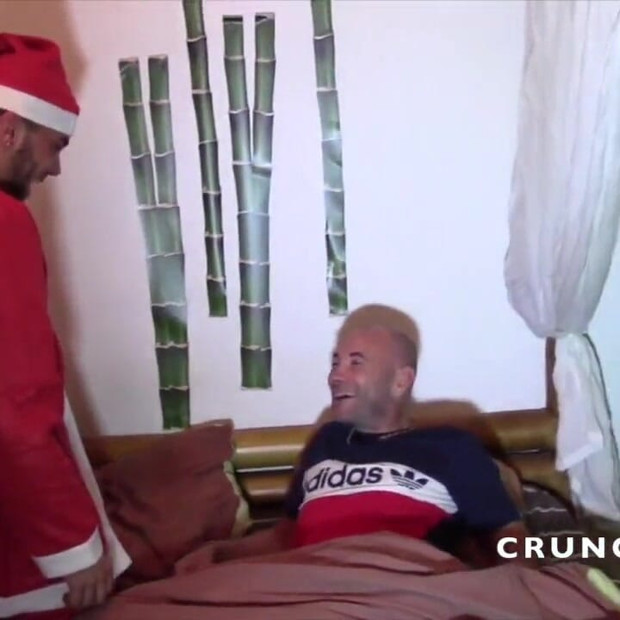 ジェスはクリスマスのためにセクシーなアラブによって生ハメ犯さ