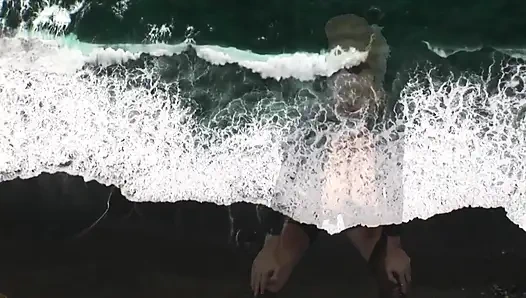 Blondine mit dicken möpsen liebt es, im auto zu ficken