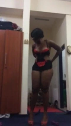 Streaptease d'une belle africaine