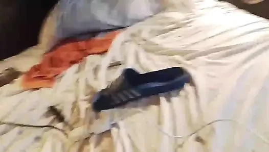 Sert bir şekilde mastürbasyon yapıyor bebek