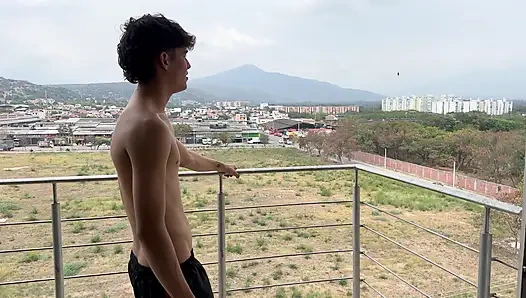 Sıkıldım, bu yüzden üvey kız kardeşime küçük bir şaka yapmaya karar verdim ki onu oynayabileyim.