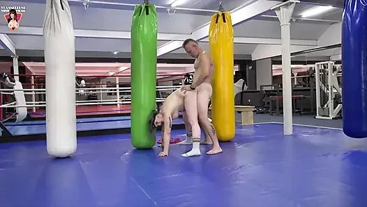 Как тренироваться в спортзале в качестве порнозвезды