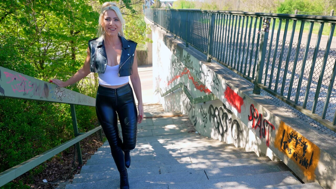 FROM FAN TO FUCKER &ndash; LEATHER HARDCORE in ALL HOLES + MEGA FACIAL...! Daynia