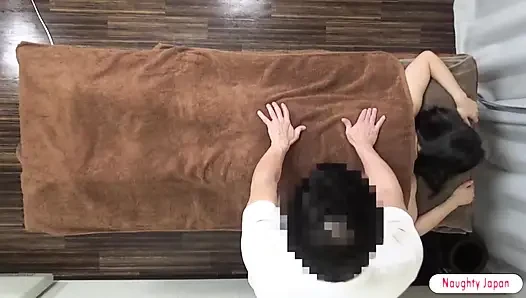 Güzel bekar üvey anne sabah bırakmadan sonra ziyaret yapıyor, sessiz şıklığı ve yorgun bir cazibeyi taşıyor 1.
