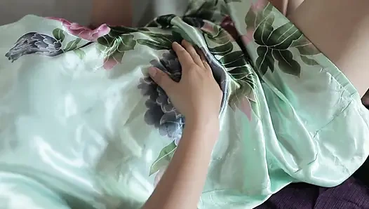 Tombul götlü Hintli kız şeffaf saten elbise giyerek çok seksi olduğu için masöz tarafından sikiliyor