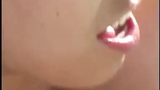 Muhteşem esmer kız şanslı bir adam tarafından sikiliyor