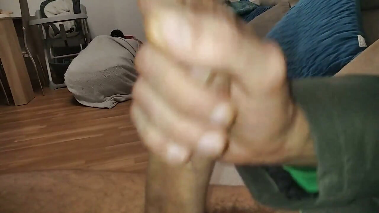 털이 무성한 볼을 가진 작은 남자가 뚱뚱한 자지를 세게 때리고 우유를 줘