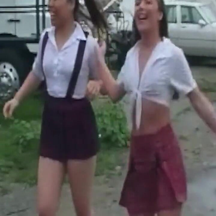 Flaca morena estirada por palpitante polla goteando semen