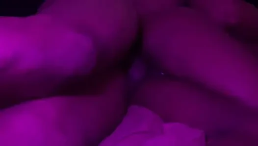 Seksi zenci 18 yaşındaki sıkı sulu amcık büyük zenci yarağı tarafından arkadan sert sikiliyor