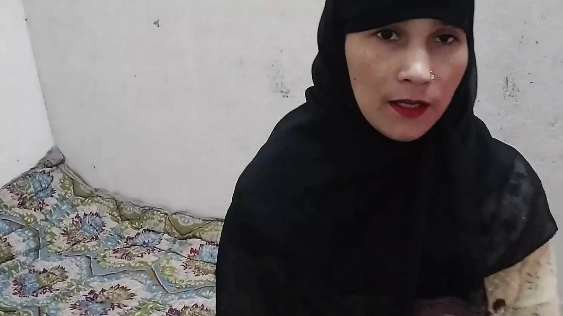 Muslim girlfriend ko bathroom me pakad ke pel diya