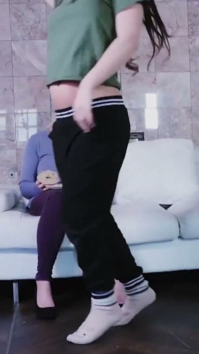 ציצים גדולים בלונדינית מילף ונערה בלונדינית קטנטנה מטופלת מגיעות לאורגזמה יחד - Mylf | קליפ 1