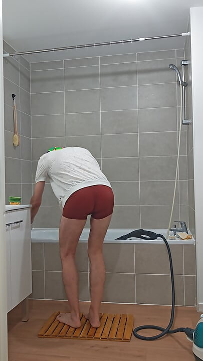 I'm finishing the steam cleaning of the bathtub (episode 3)