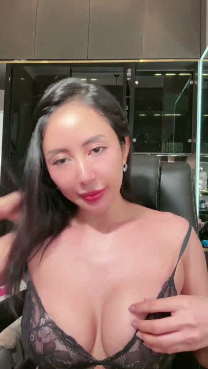 A BEAUTIFUL MODEL OF A BEAUTIFUL WEDDING DRESS | Clip 2