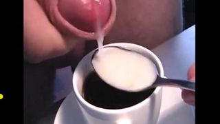 沙拉配自制调味汁和咖啡加奶油