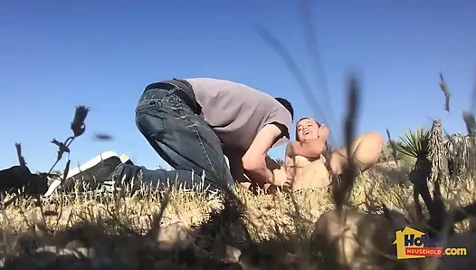 Süße junge muschi in der offenen Wüste