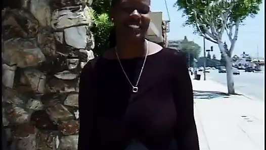 Cewek kulit hitam pantat kenyal nyepong kontol ceroboh sebelum dientot