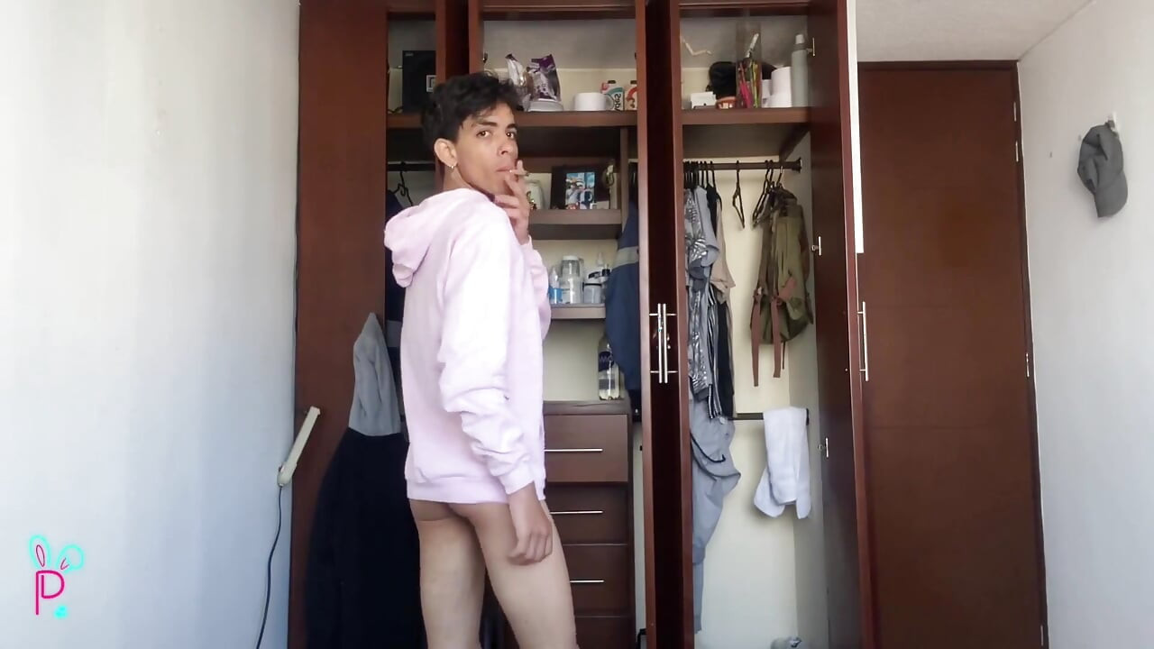 Muscled Guy Has a Big Pack Between His Legs