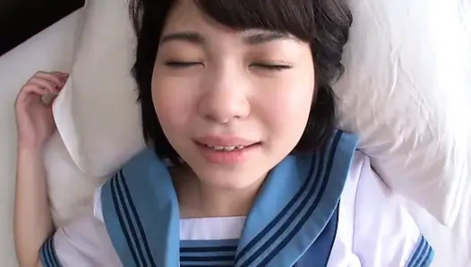 Ein mann mittleren alters und eine uniformierte schönheit