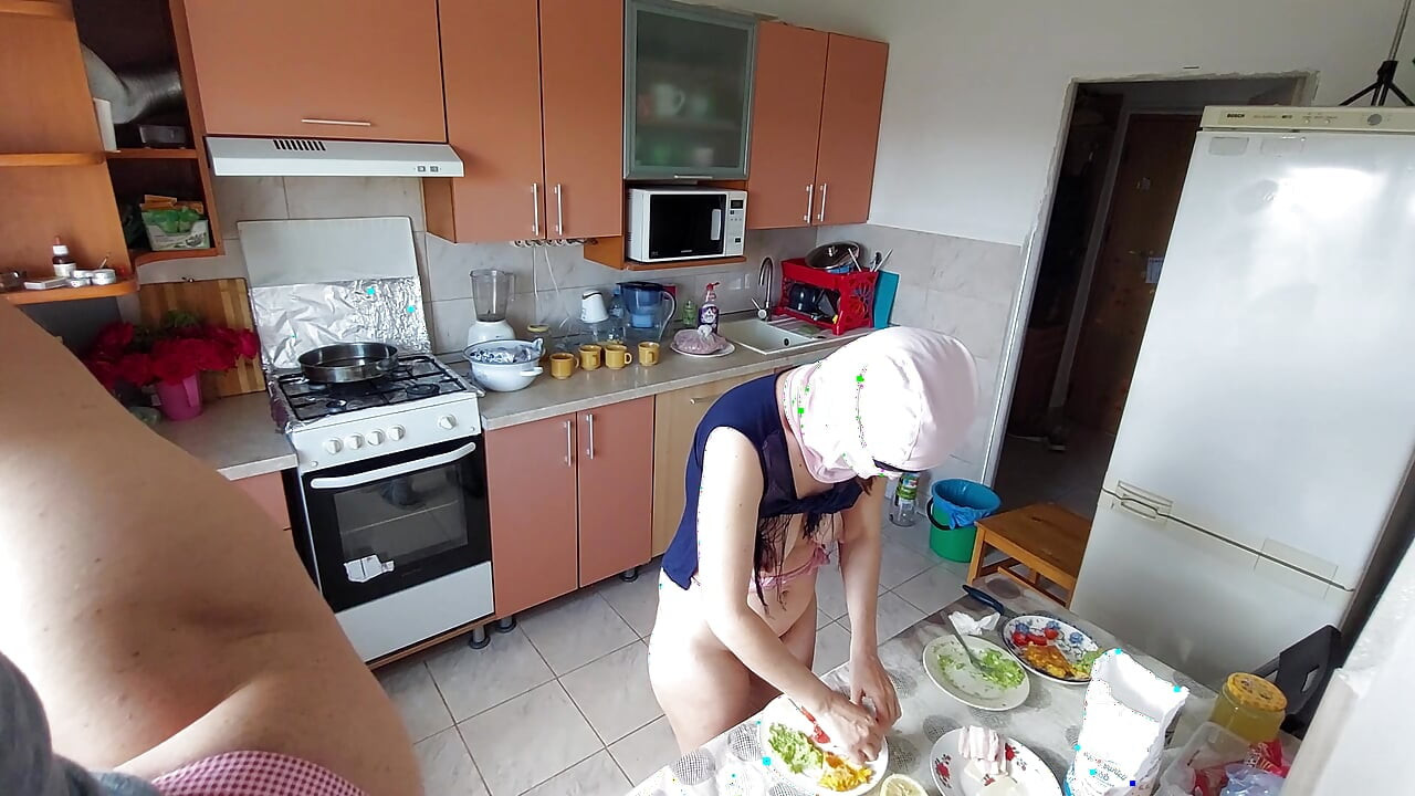 Hot amateur couple having fun in the kitchen. Sexy mom having breakfast in the bedroom, hairy pussy, big tits, big ass.