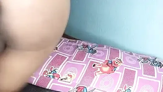 Pyaasi bahu sasur ko samne rakhke apni pussy karke dikhaya