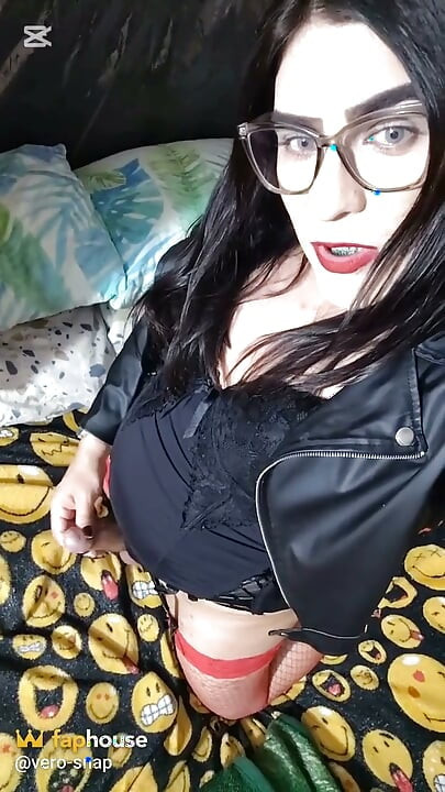 Sexy Schlampe, die spielt, will gefickt werden