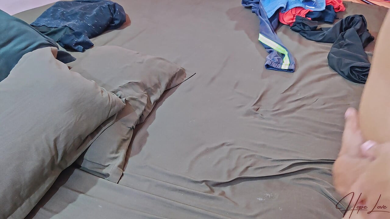 Гаряча малайзійська молода дружина має роман, коли її чоловік йде на роботу