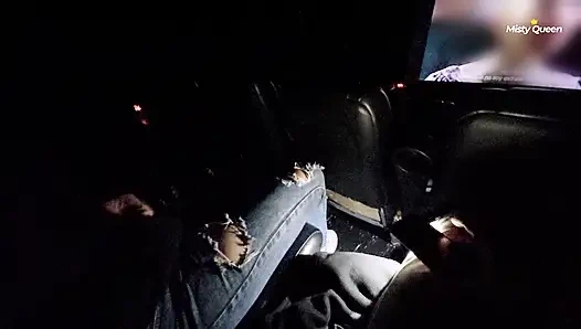 Cewek kesepian di bioskop nunjukin thong-nya dan kasih sinyal buat ngentot urgent