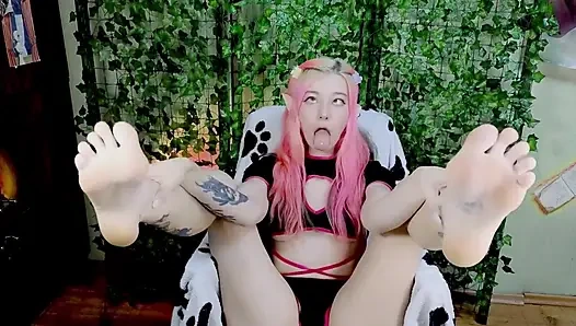 Ahegao Elf ayaklarını gösteriyor