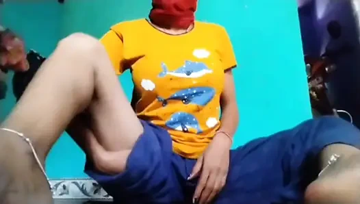 Indisches schönes mädchen macht fingern zu hause