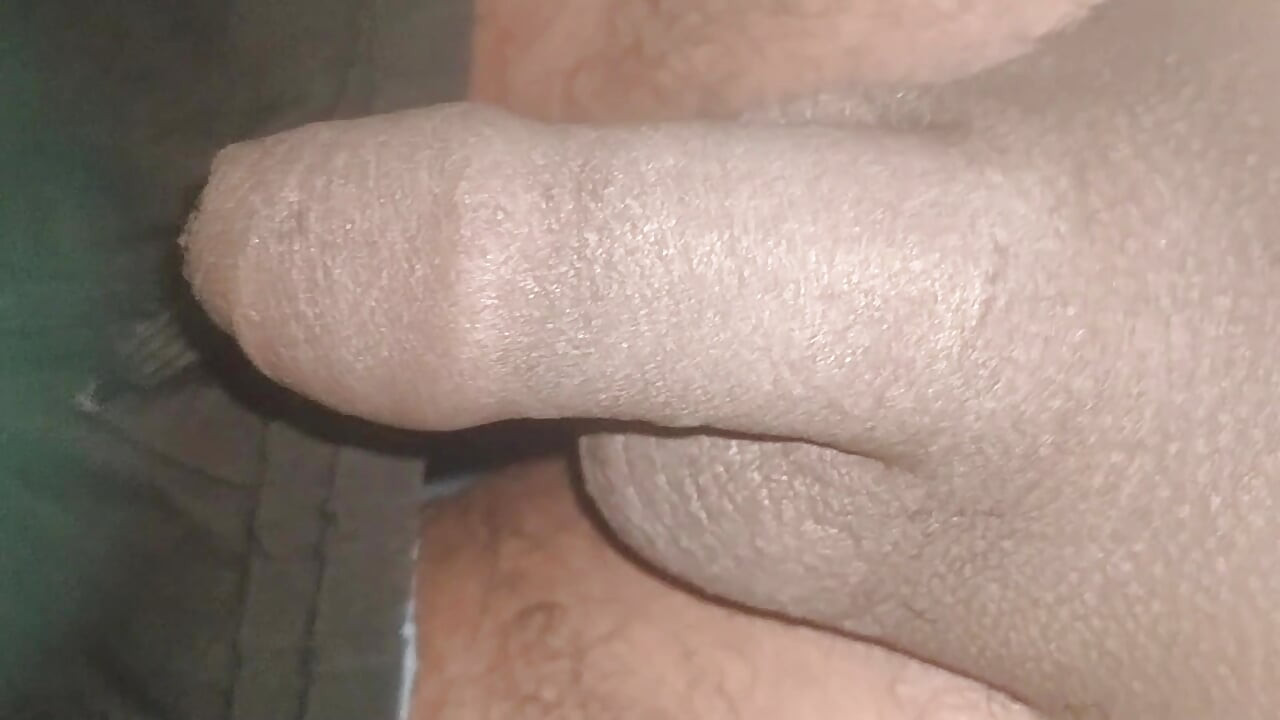 Yarağımla banyo eğlencesi işiyor ve penisime tükürüyor.