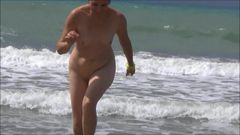 सार्वजनिक समुद्र तट पर मेरी पत्नी नंगी!