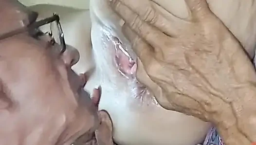 Pemakan memek .enak bangert jilat memek lagi