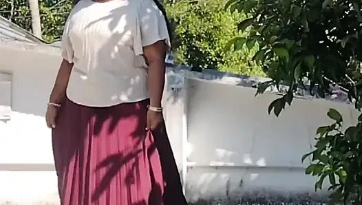 Gadis India dengan rok merah dan atasan putih