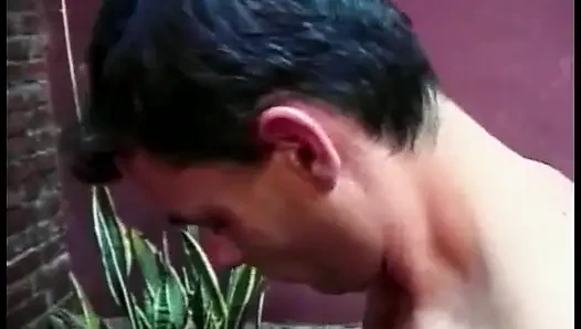 Dua cewek latin yang suka berjemur lagi asik seks foursome biseksual di teras rumah