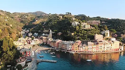 Её выбрасывают на пляж