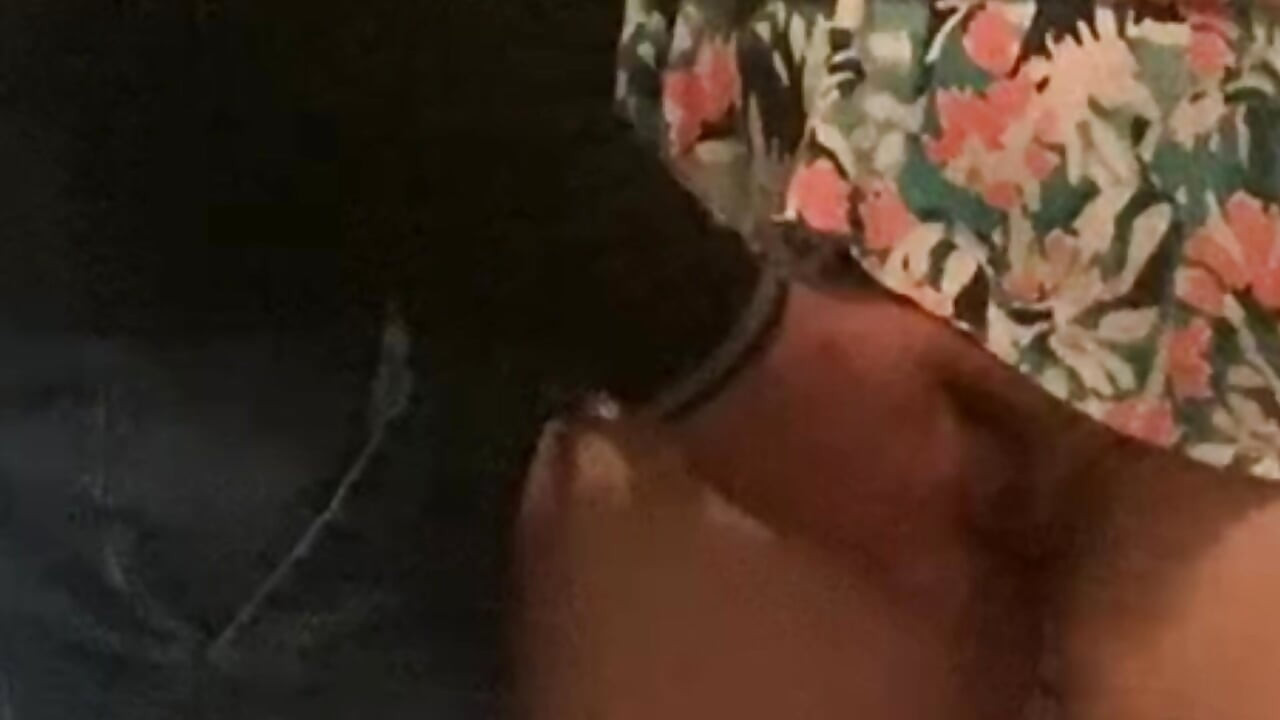 Onnekas Milf masturboi metrossa perverssin toimesta