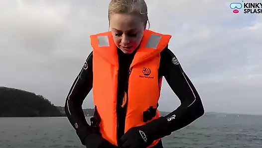 Wetsuit ve Lifejackets Lucy'nin donma karşılaştırması