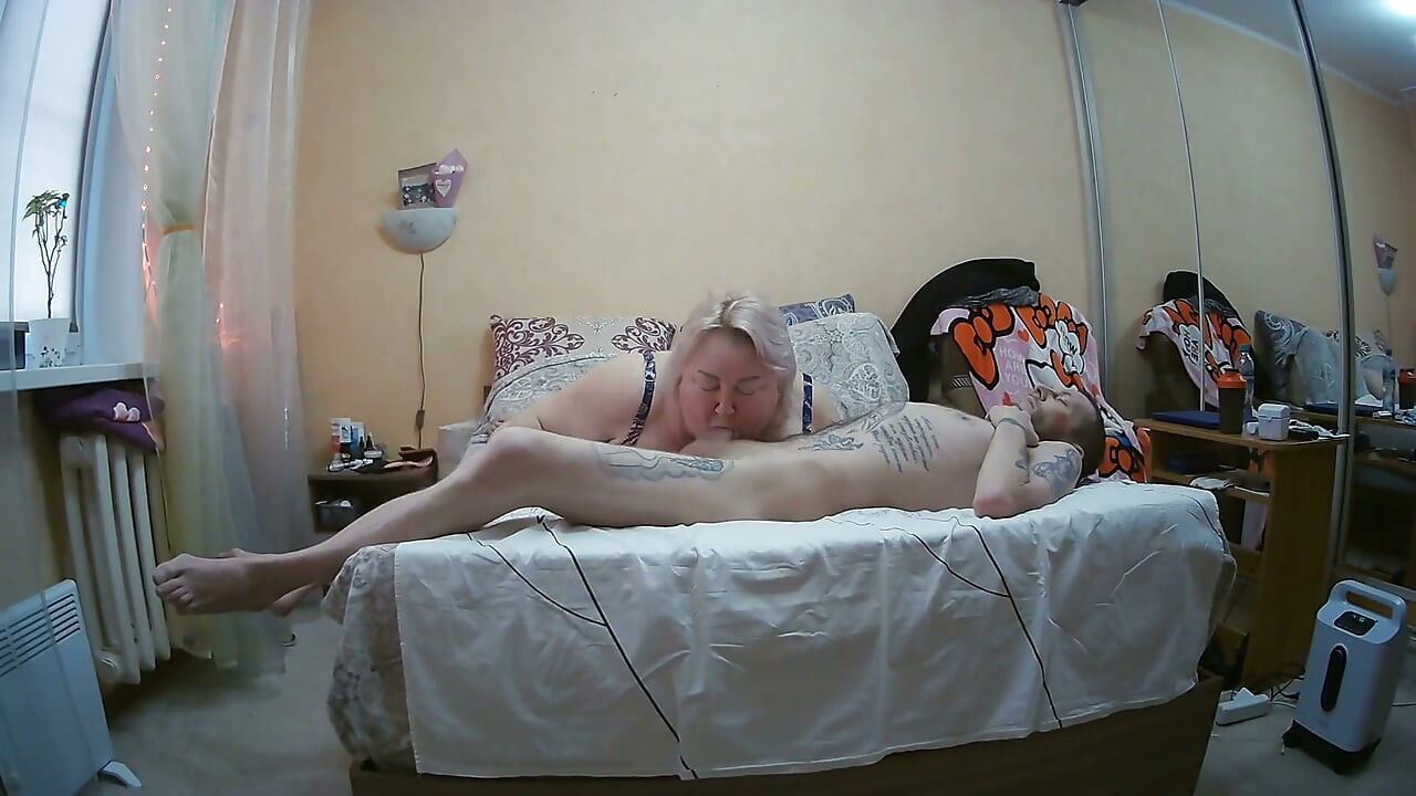 Stepmom Looks at the Cum Flowing From the Penis After a Deep Blowjob